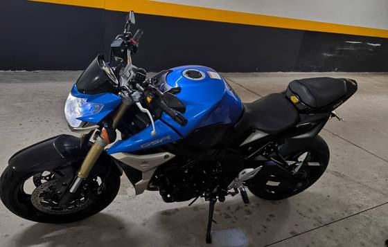 SUZUKI GSR 750 